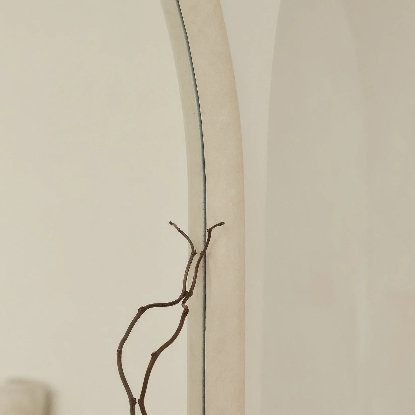 Espelho de corpo inteiro gigante com moldura de concreto arqueada – 190 x 100 cm (Liquidação)
