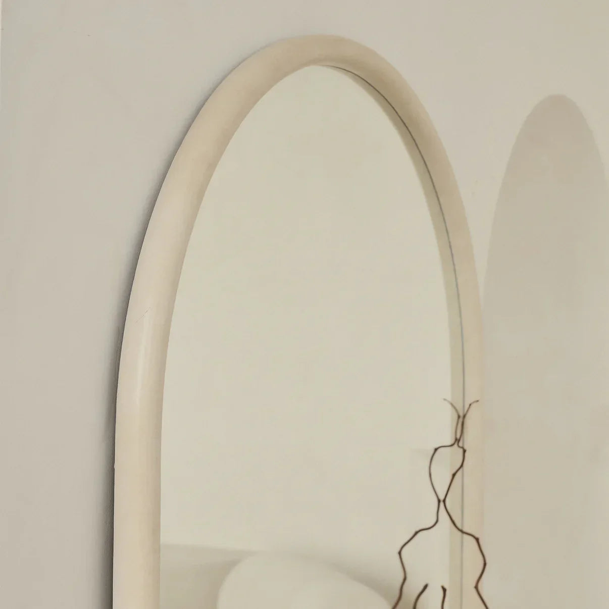 Espelho de corpo inteiro gigante com moldura de concreto arqueada – 190 x 100 cm (Liquidação)