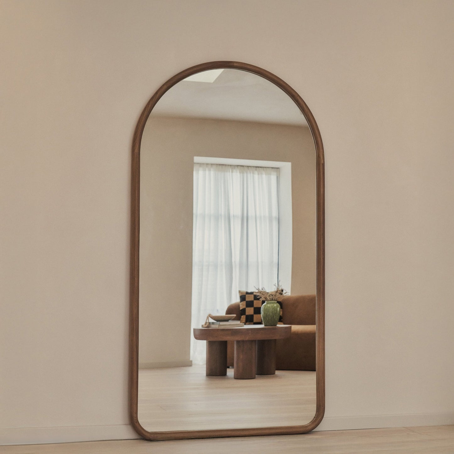 Milene – Espejo arqueado extra grande, de piso a techo, en madera cálida, 190 cm x 100 cm