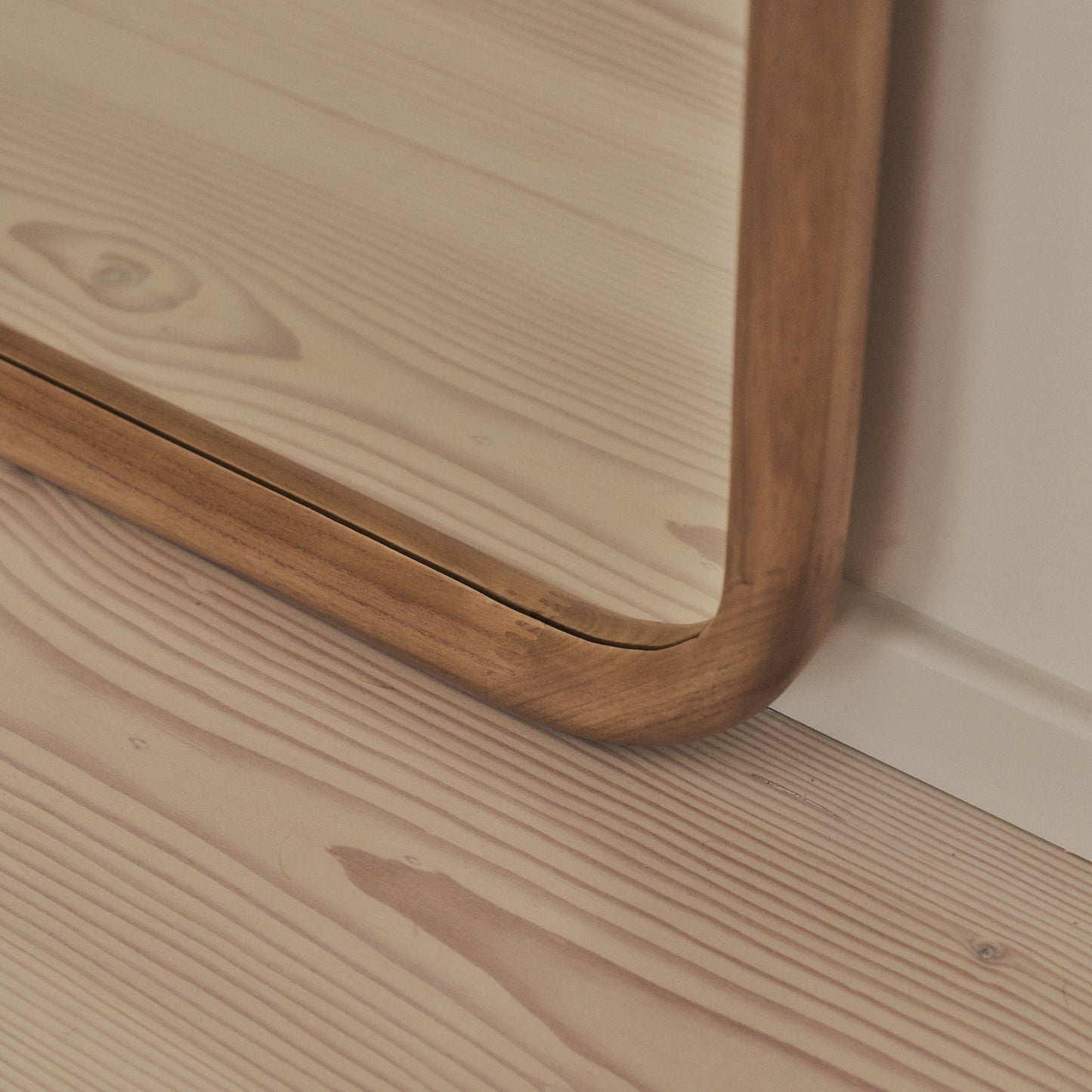 Milene – Espejo arqueado extra grande, de piso a techo, en madera cálida, 190 cm x 100 cm